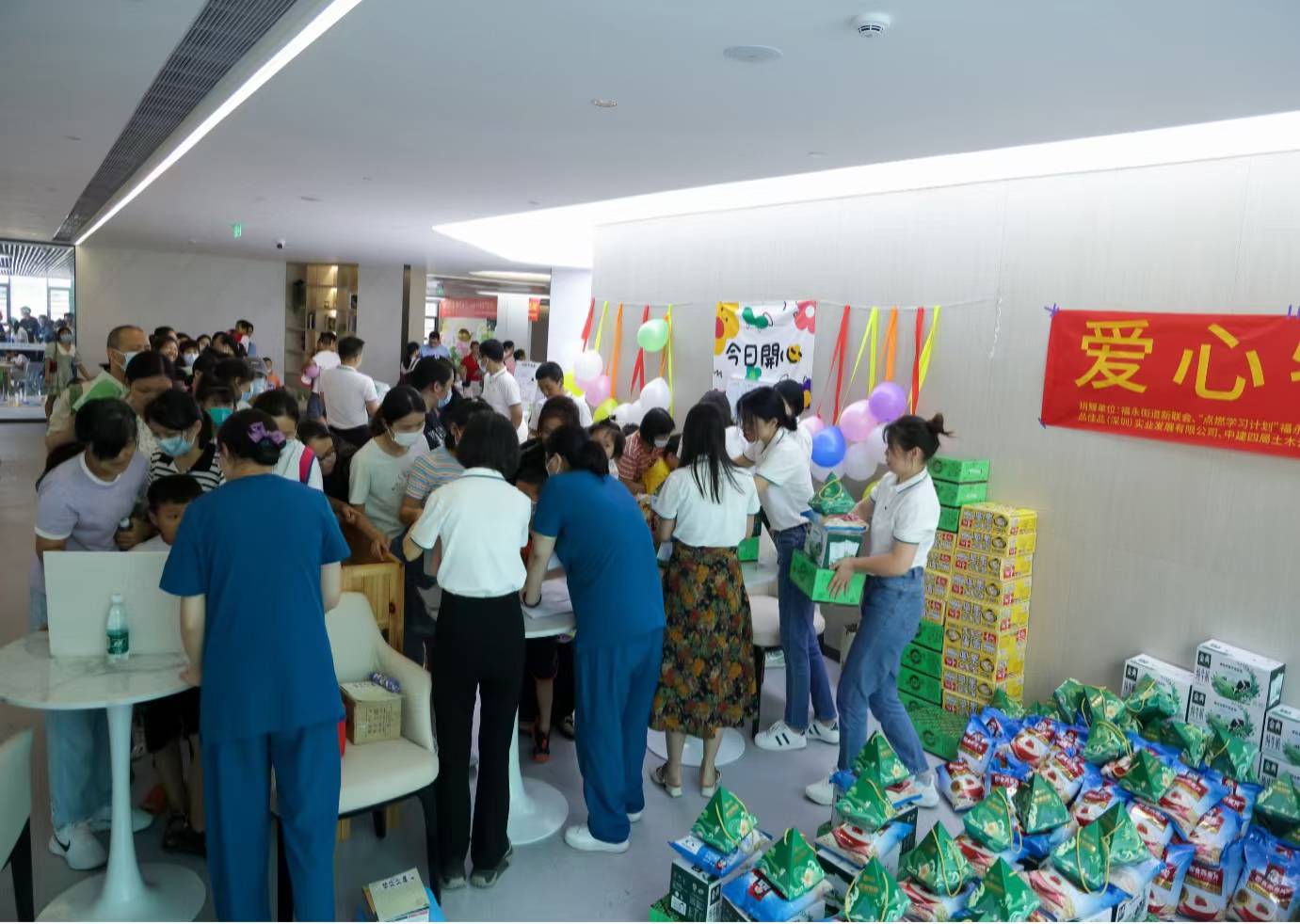 忙碌的现场,汇聚着大家的关心。