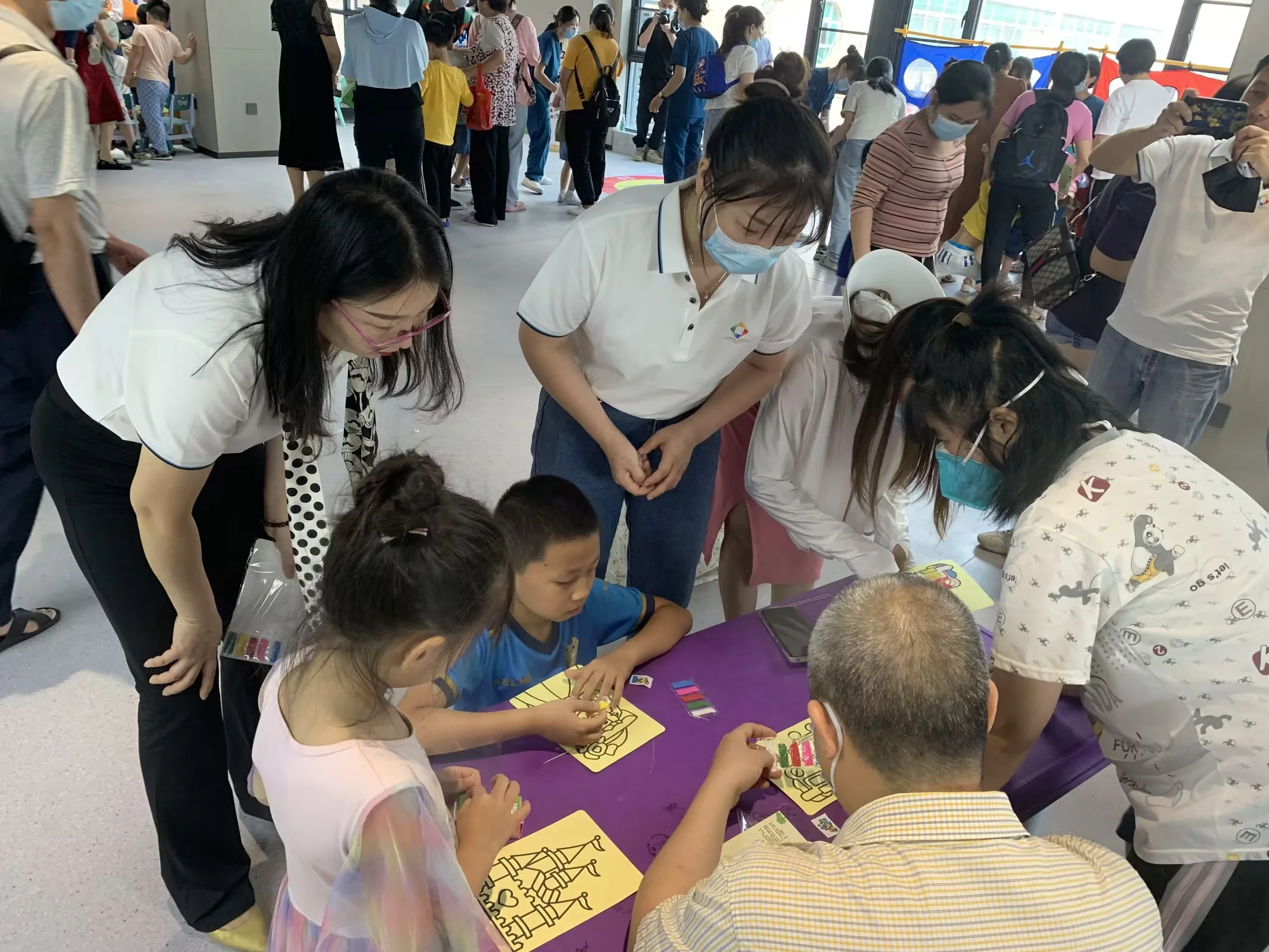 伙伴们围在孩子身边,共同参与游戏。