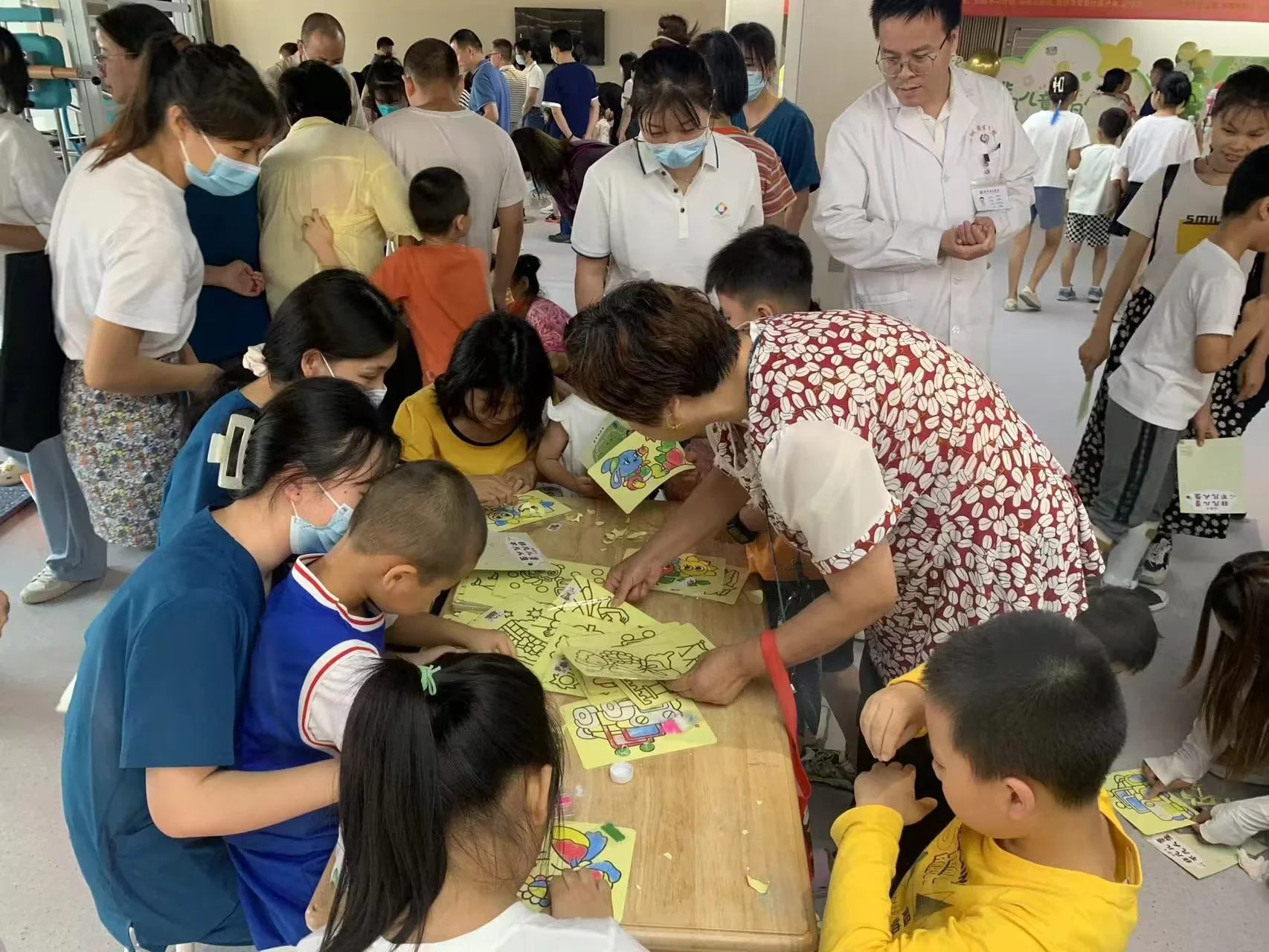 把各自能做的事情接起来,陪伴孩子参与。