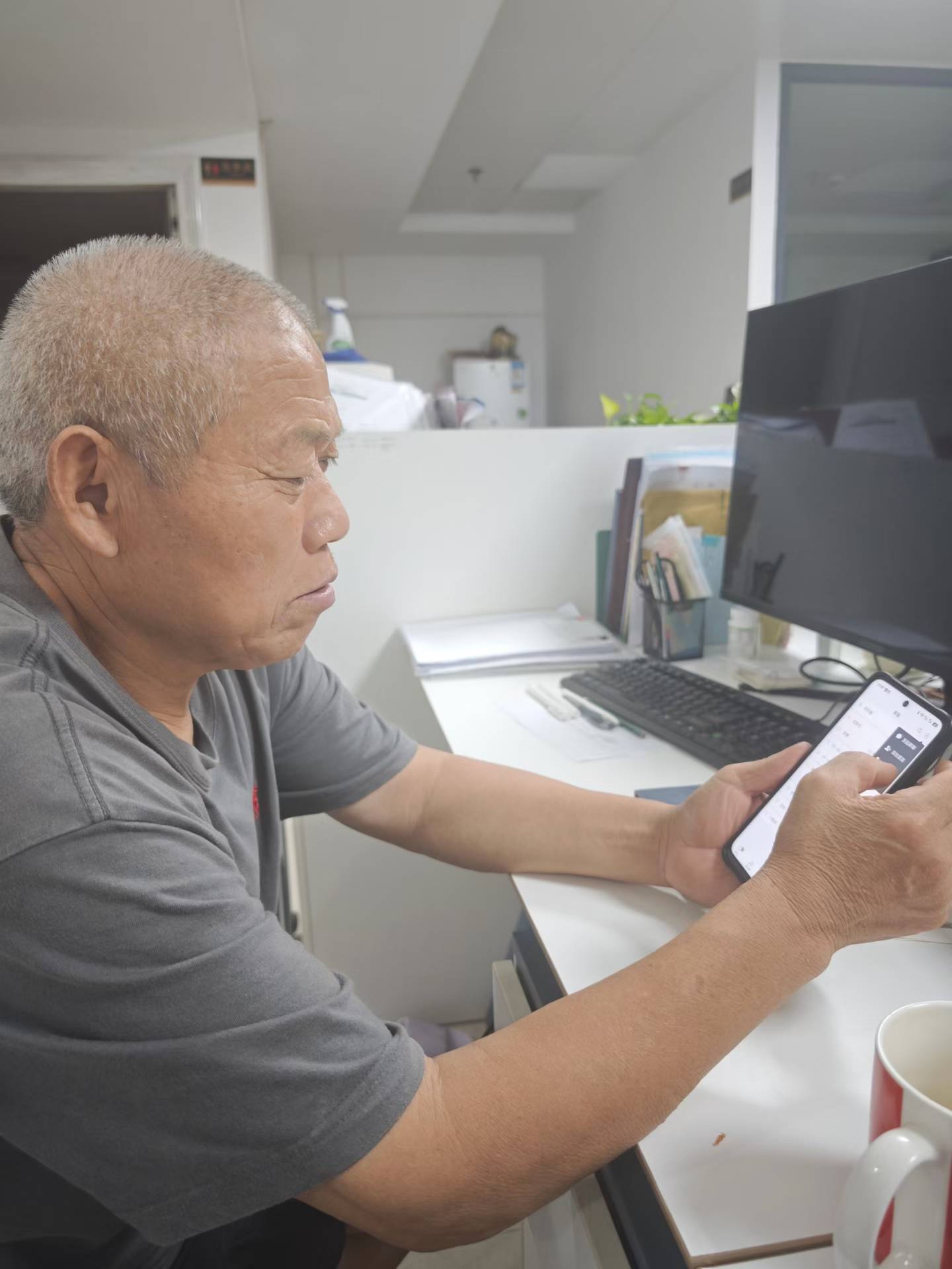 六十多岁,认真起来的样子,还是很有劲头。