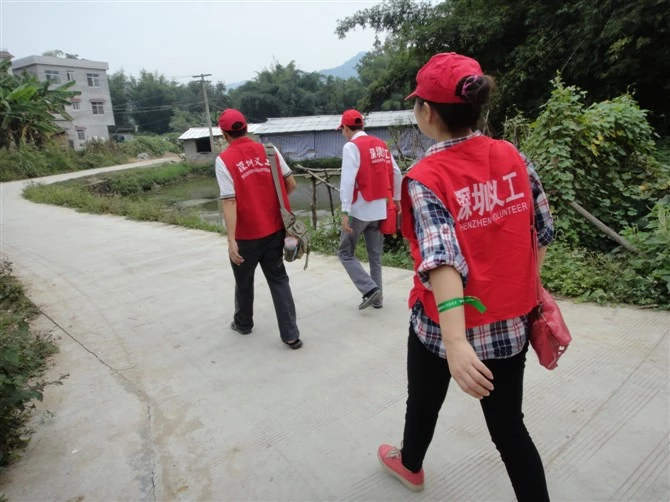 穿上红马甲,沿着乡间道路出发。