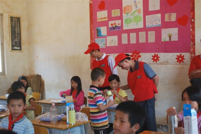 在课堂里,和孩子们一起交流。
