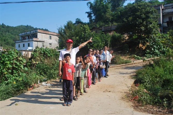 沿着乡间小路,一路同行。