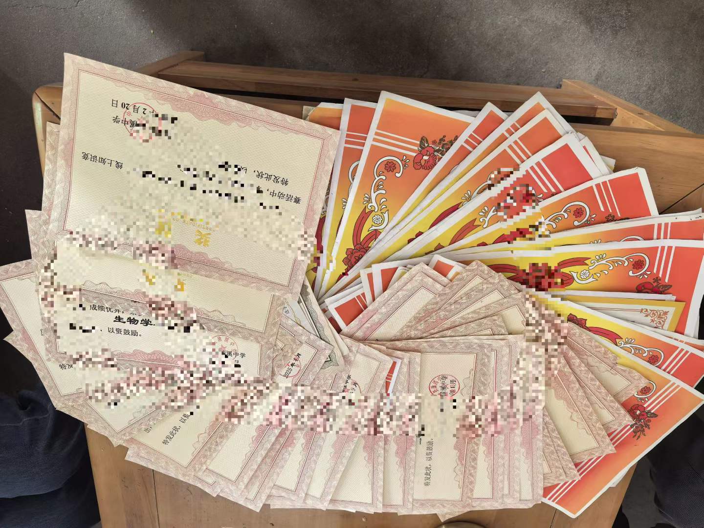一张张证书,留下成长的记录。