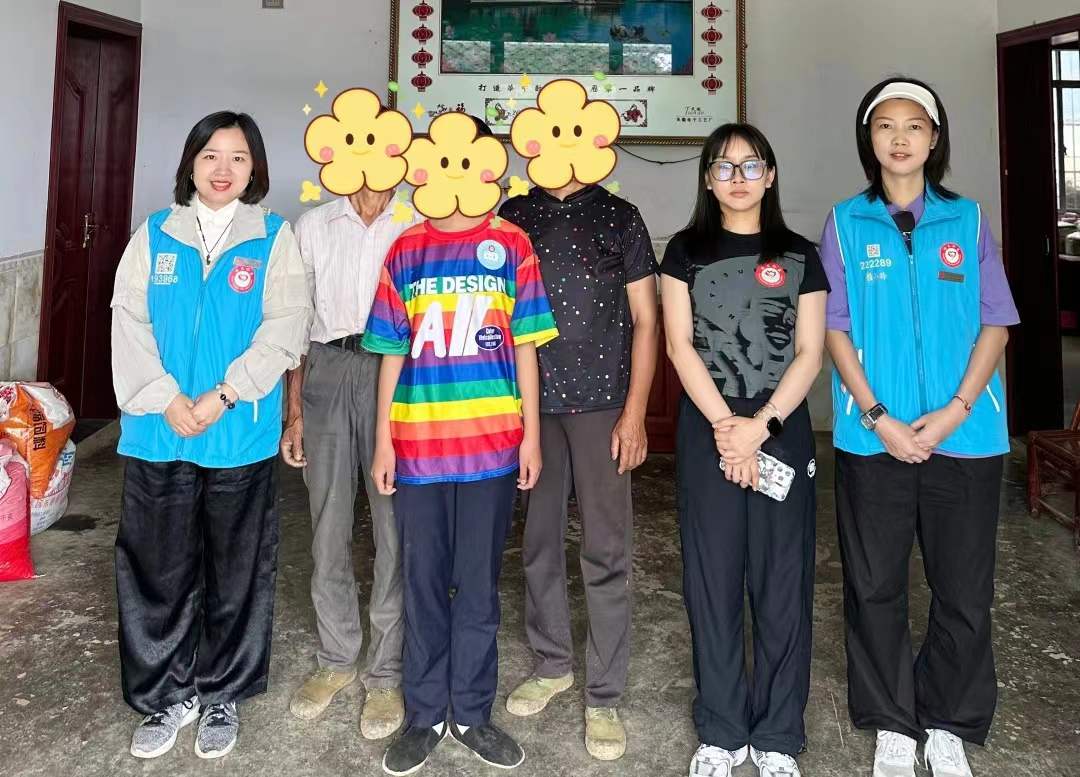 留下一张合影,记住这次走访。