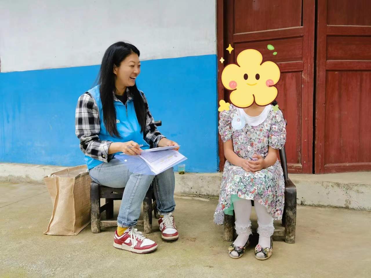 助学走访中的门前交流