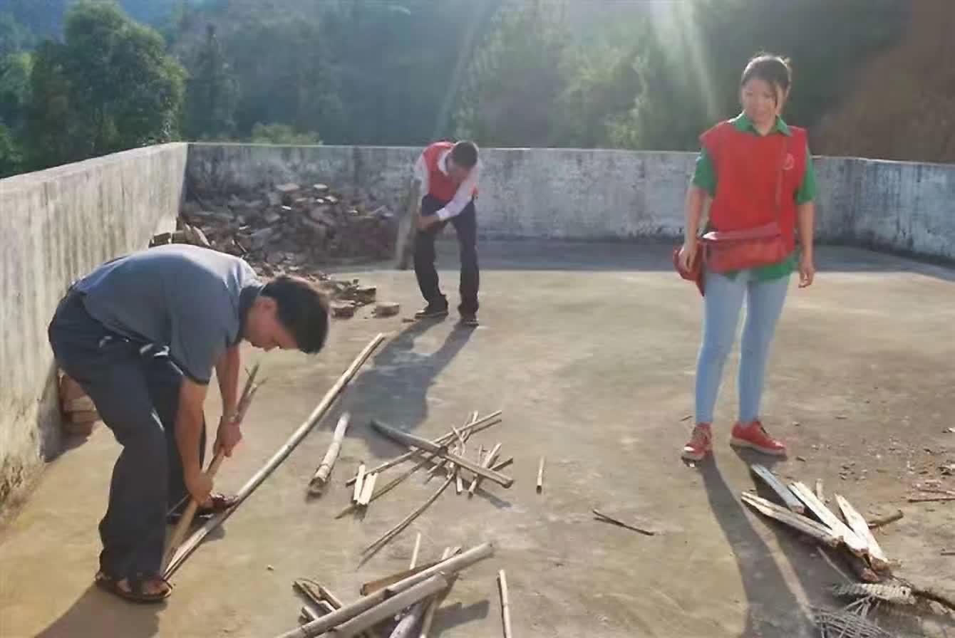 并肩动手,把小事做好。