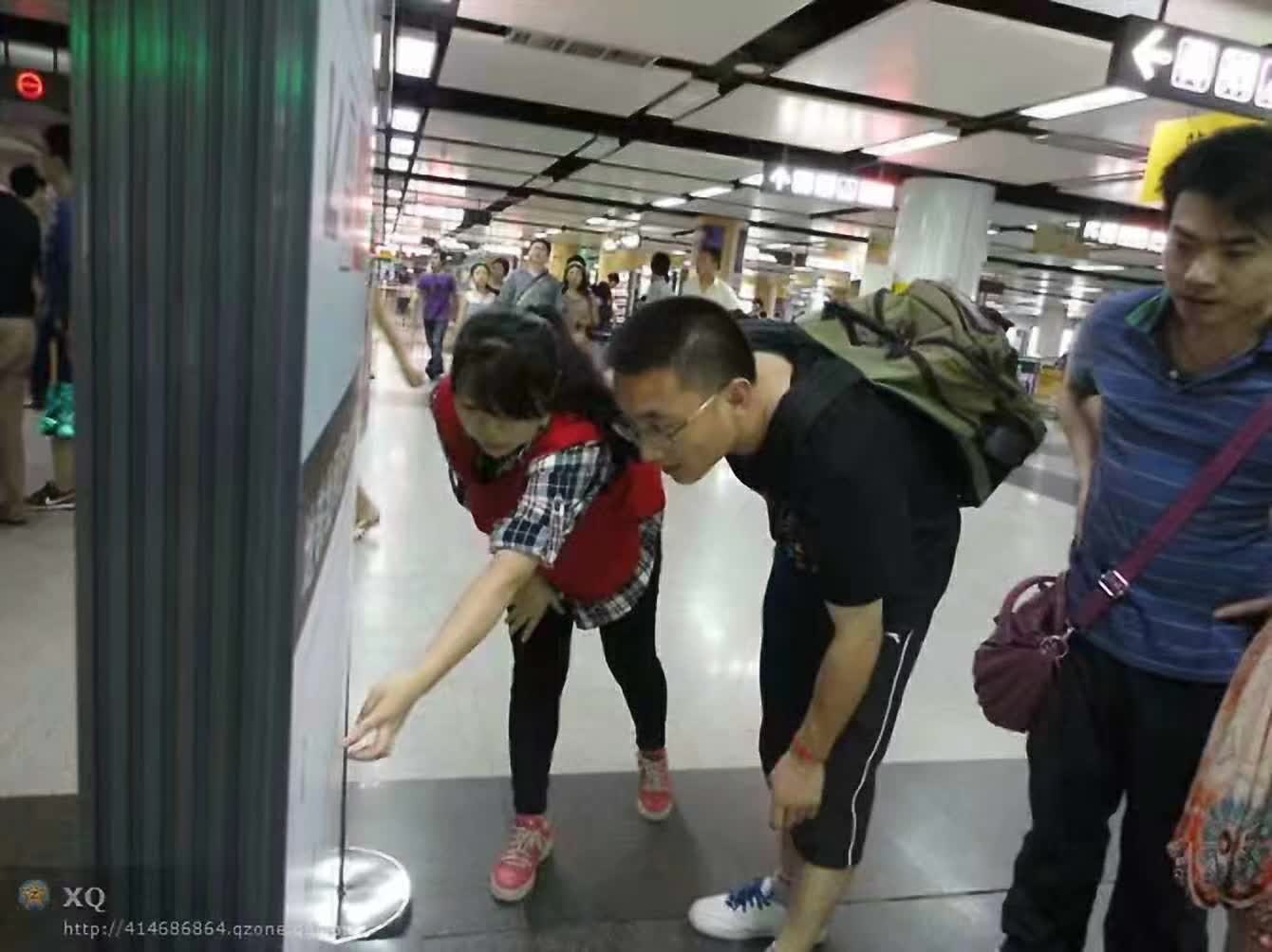 在现场交流中,留下共同参与的身影。