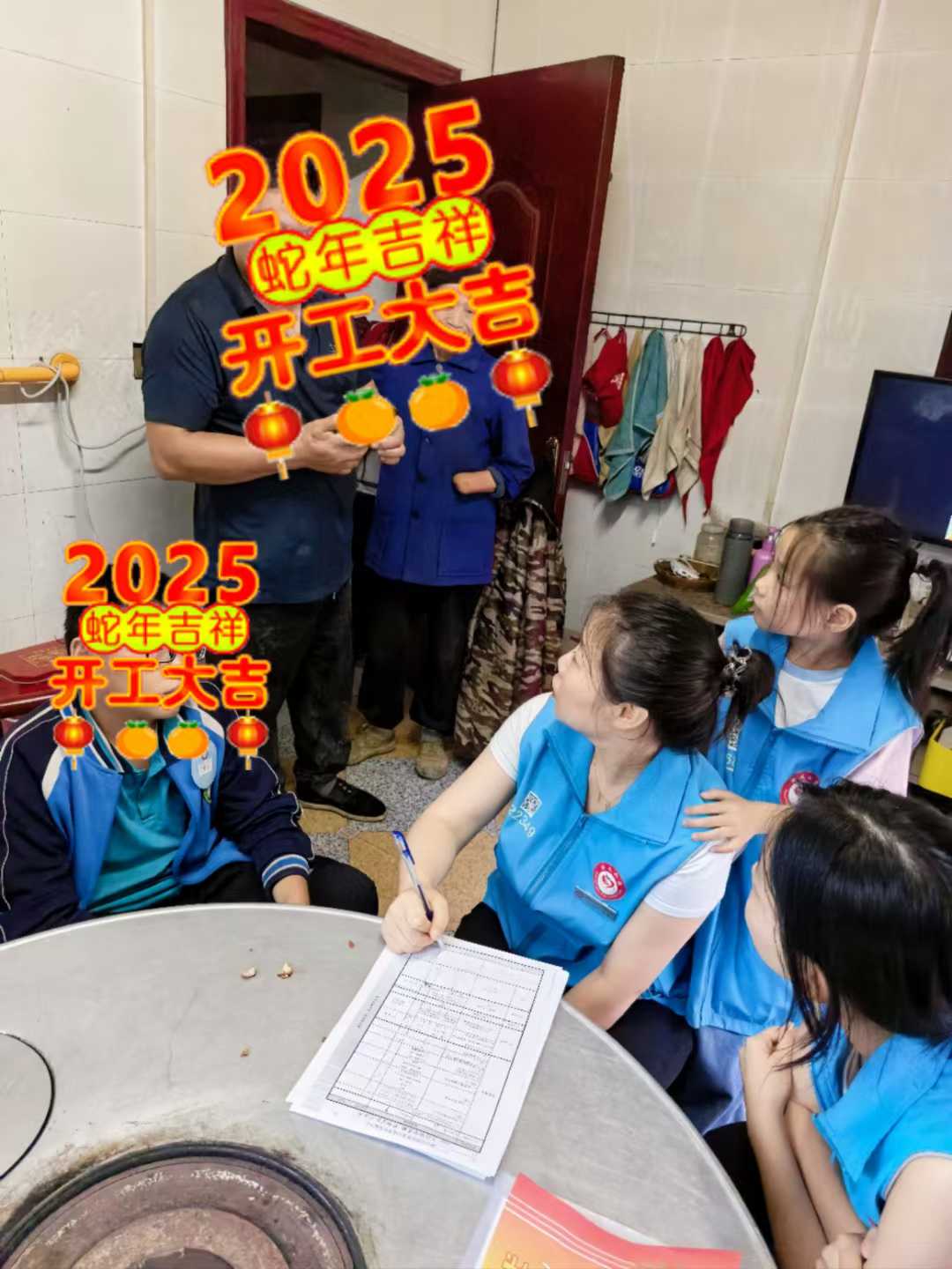 认真倾听,也认真记录。