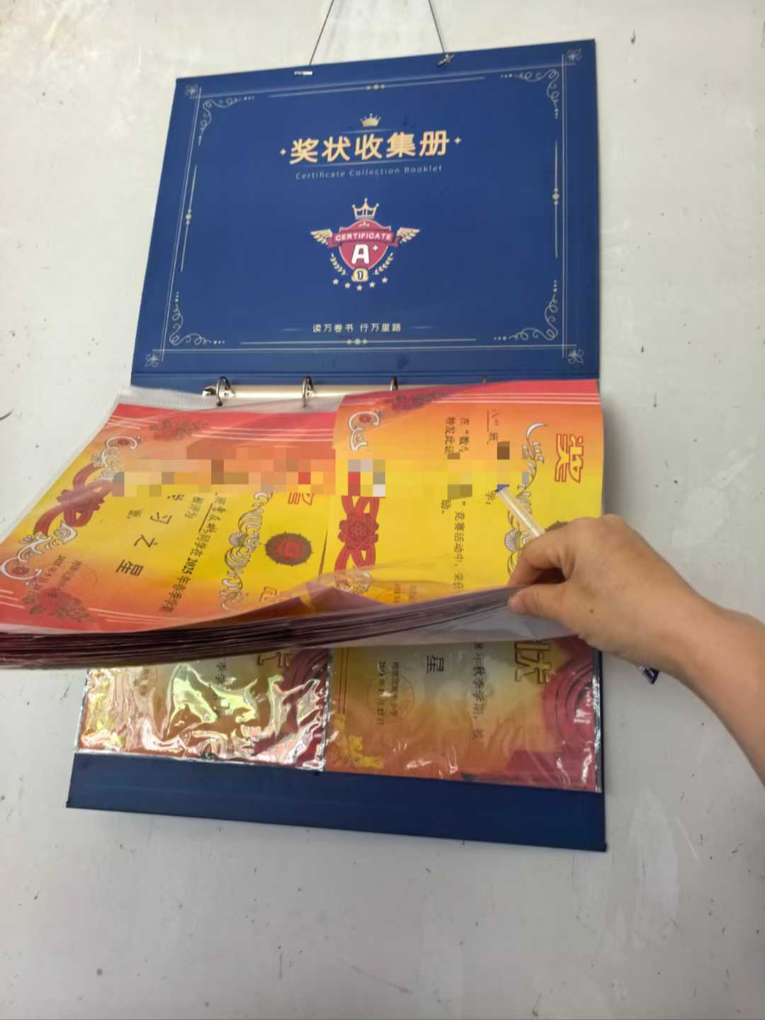 珍藏的奖状,记录着日积月累的努力。