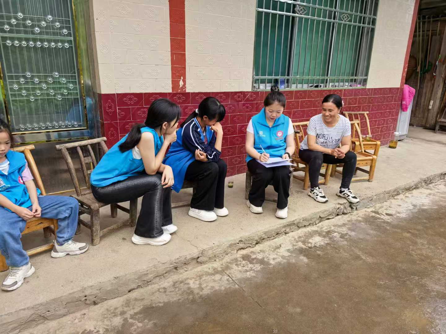 坐下来倾听,认真了解孩子与家庭的需要。